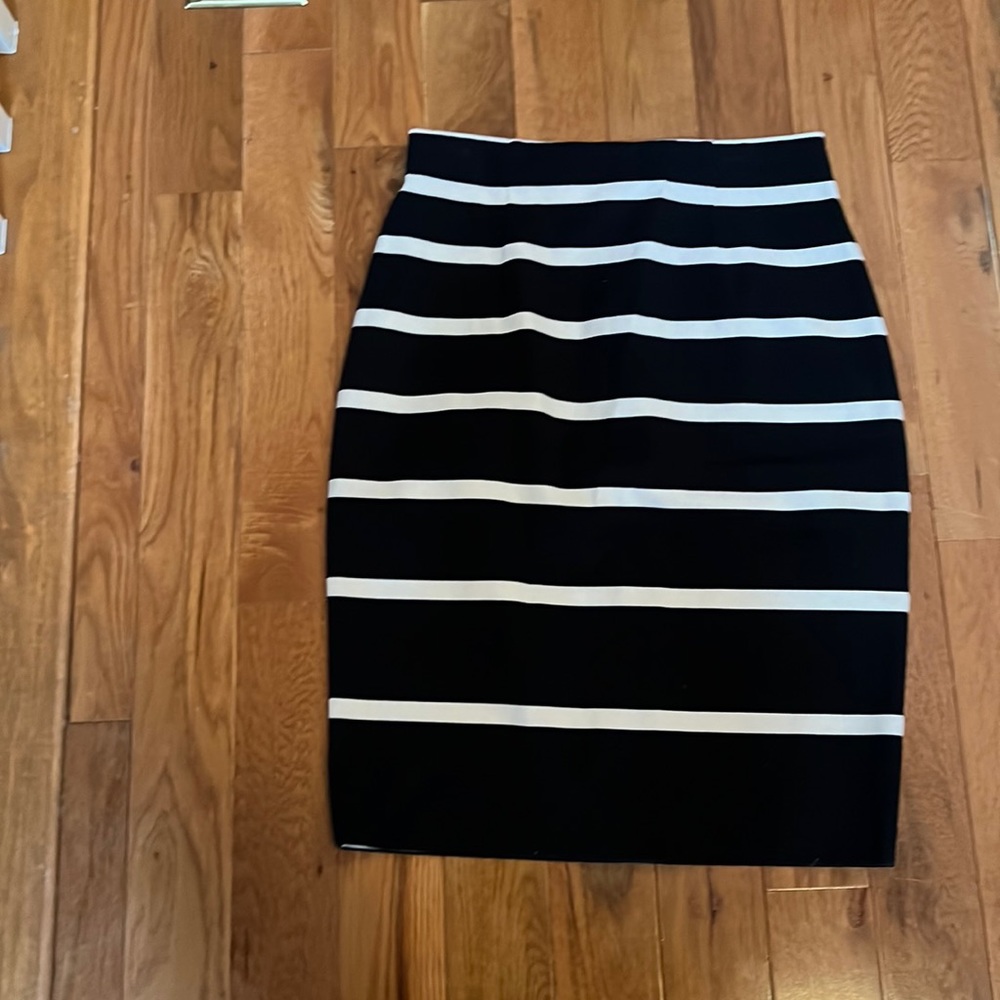 NWT Banana Pencil skirt 10 petite